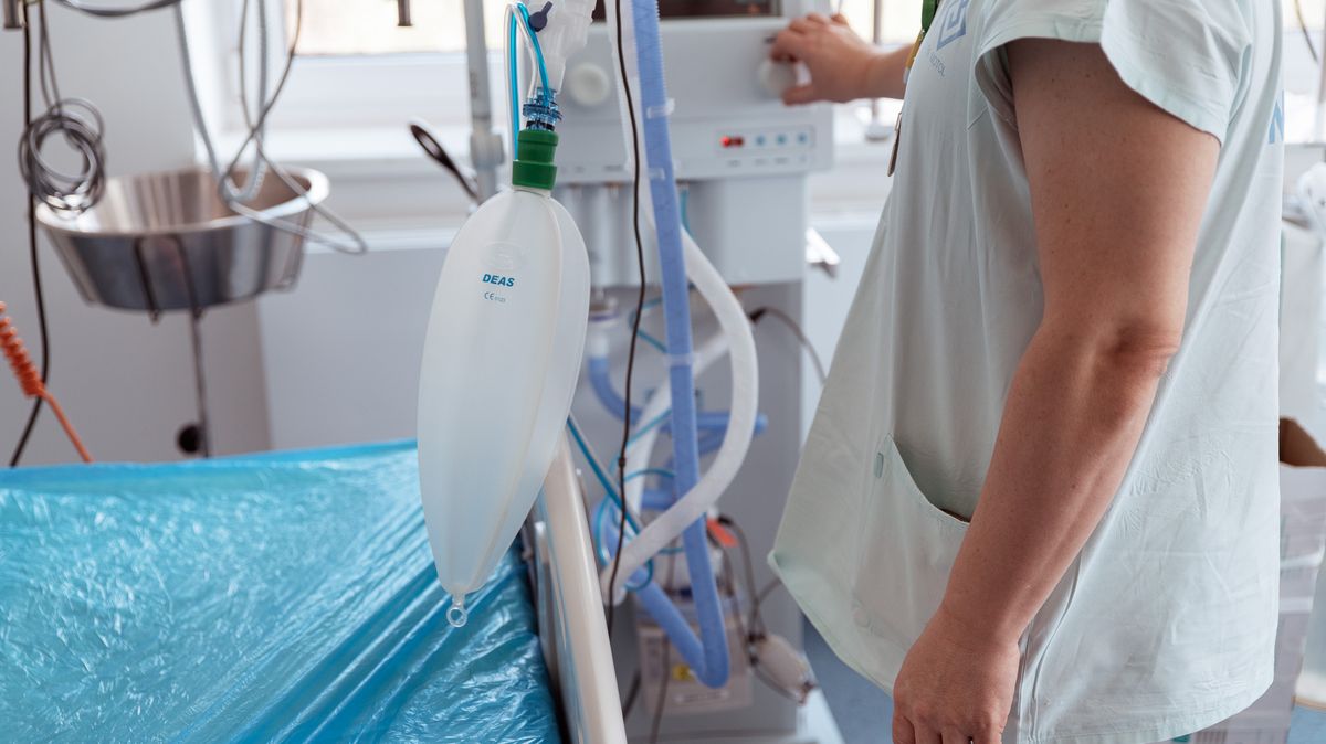 Pacient na hematologii nakazil další dva, 30 zdravotníků v karanténě